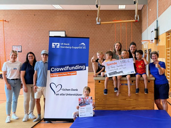 Scheckübergabe mit Angelika Zanantonio und Dinah Dischl (beide VR Bank Starnberg-Zugspitze eG), Bene, Carina Neudorfer und Susanne Lienerth (Helfer & Trainerteam Kinderakrobatik) und Ursula Baumer (Abteilungsleiterin Turnen SCPP)